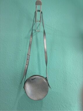 Metallic Silver Round Crossbody Bag - Women holographic Y2K novelty